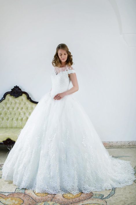 ampio abito da sposa in pizzo