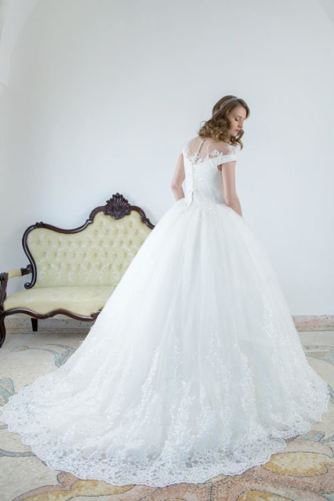 ampio abito da sposa in pizzo