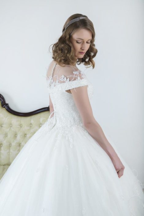 ampio abito da sposa in pizzo