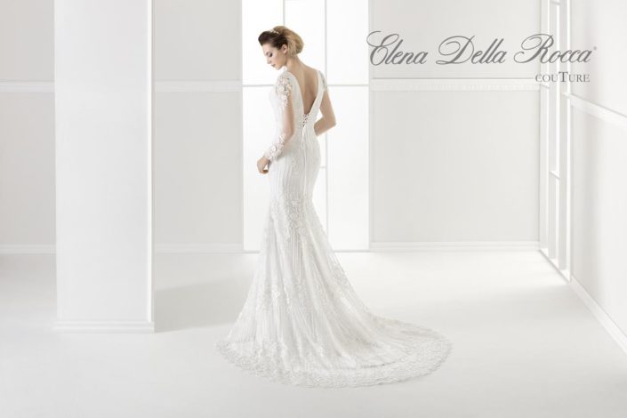 Abito tutto realizzato in pizzo con strass.