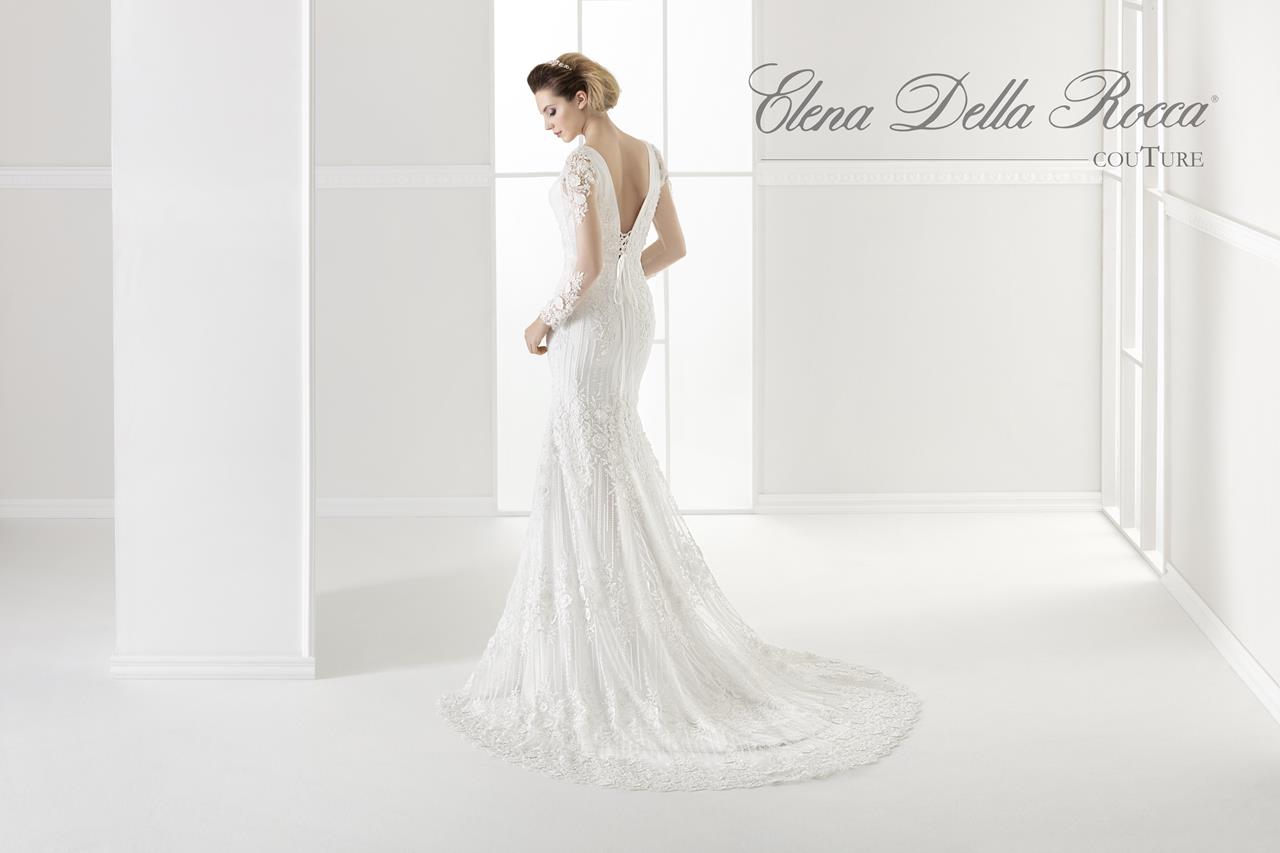 Abito tutto realizzato in pizzo con strass.