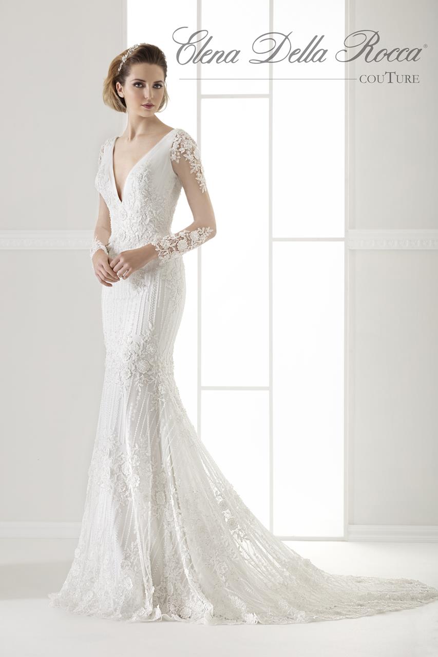 Abito tutto realizzato in pizzo con strass.